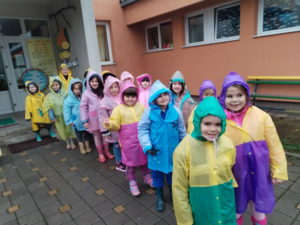 „Цветићи“ у шетњи по киши у оквиру пројекта „Вода, вода, водица“