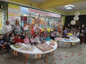 Наши малишани правили медењаке за лепше двориште вртића!