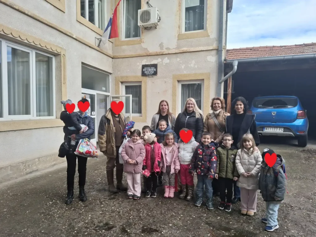 Круна пројекта „Снежне емоције”: Наши „Медведићи” однели топле пакетиће и пуно љубави у Центар за социјални рад